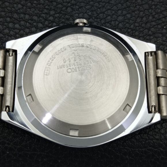 Vintage 1976 Seiko Automatic Mens Silver Watch W/daydate & Red accents - Picture 8 of 10